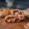 Empanada, tomate, jamón y queso